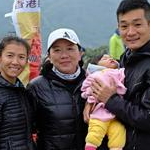 Women 20km: Liu Hong and family after the victory together with Echo Yeung