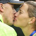 Women 50km: the kiss between Jared and Claire Tallent after the bronze of Claire 
