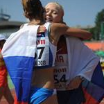 Women - L'abbraccio di Noemi Stella (ITA) a Olga Shargina (RUS) dopo la gara (by Getty Images)