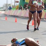 20 km women - An athlete collapsed (by Giancarlo Colombo per Fidal)